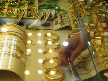 Lực bán mạnh khiến vàng trong nước giảm.